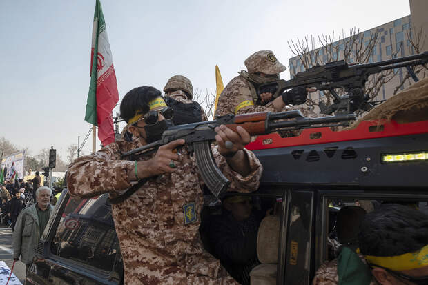 «Мы выйдем к их берегам». Иран пригрозил наземной операцией соседним странам. Какие цели преследует Тегеран?