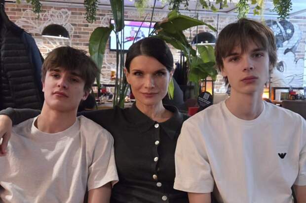 Актриса Анна Азарова показала редкое фото с подросшими сыновьями-близнецами