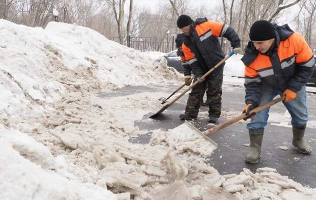Во дворе дома на Пятницком убрали снежные навалы