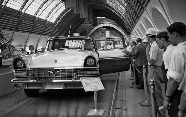 Автомобиль ЗИЛ-111 на ВДНХ. Иван Шагин, 1959 год, г Москва, из архива МАММ/МДФ.