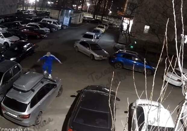 В Краснодаре парень прыгал по припаркованным машинам — несколько авто получили вмятины