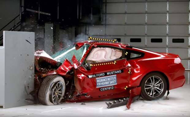 Пример «опасного» автомобиля, когда при столкновении была нарушена целостность салона.
