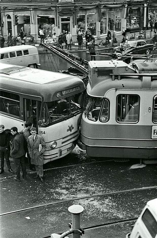 Авария с автобусом и трамваем, Амстердам 1965. Никто не хотел уступать... Весь Мир в объективе, ретро, старые фото