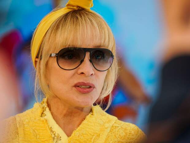 Лайма Вайкуле пытается продать билеты на фестиваль в Юрмале