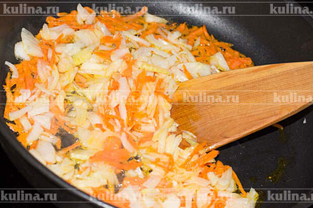 Репчатый лук нарезать и выложить к моркови. 