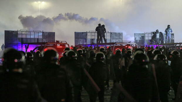 Сотрудники полиции во время акции протеста против повышения цен на газ в Алма-Ате, Казахстан - РИА Новости, 1920, 07.01.2022