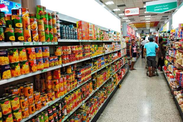 В магазинах Дубая начали скупать продукты и бутилированную воду