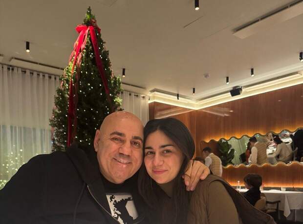 Продюсер Иосиф Пригожин опубликовал редкие фото с младшей дочерью