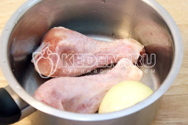 Вымытые кусочки курицы и половинку луковицы, залить холодной водой и довести до закипания. Снять пену и убавить огонь. Варить 30-40 минут. - Куриный суп с перловкой. Фото рецепт приготовления супа.
