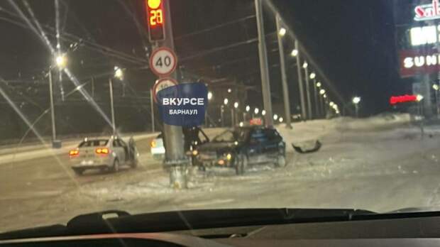 В Барнауле произошло ДТП на пустой дороге прямо перед Новым годом