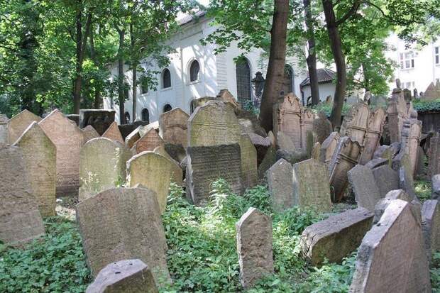 Многослойное еврейское кладбище в Праге