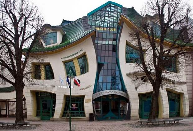 Кривой дом в Польше фото