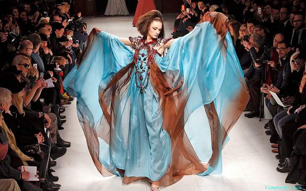 Модель представляет творение французского дизайнера Жюльена Фурнье во время модного показа коллекции весна-лето 2015 на Неделе высокой моды в Париже.