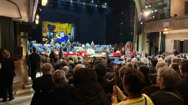 Прощание с Игорем Золотовицким в МХТ им. Чехова в Москве завершилось