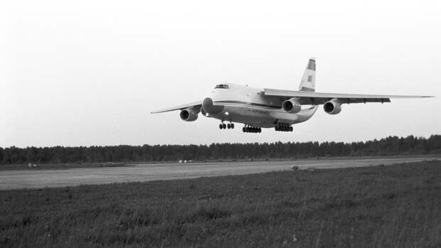 Транспортный самолет Ан-124 "Руслан". 1989 год