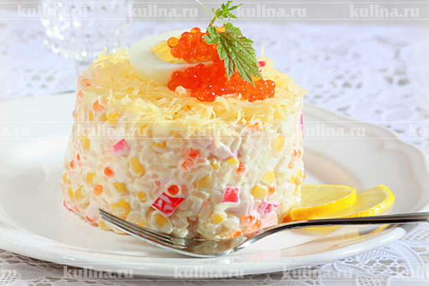 Крабовый салат с икрой и сыром