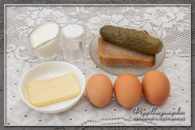 Омлет с соленым огурцом и хлебом