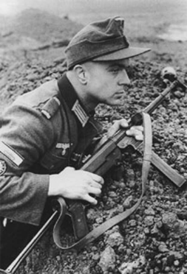 Германский солдат с пистолетом-пулеметом МР.40