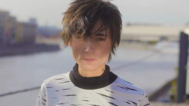 Земфира продолжает избавляться от имущества в России: продан Mercedes C200 и закрыты долги по коммуналке