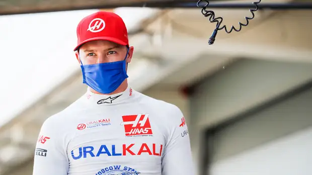 Мазепин объяснил, почему встал на колено перед Гран-при Испании