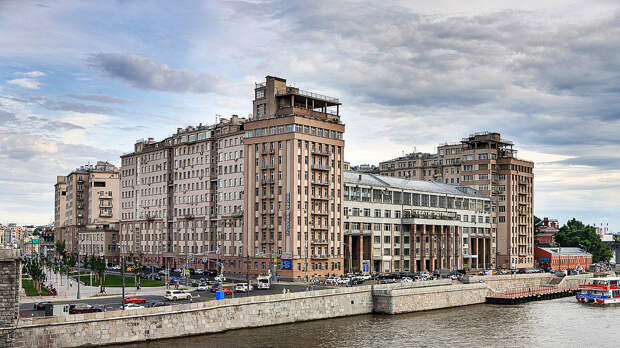 Дом на набережной в Москве