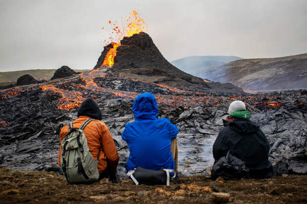 Извержение вулкана Фаградалсфьяль на исландском полуострове Рейкьянес