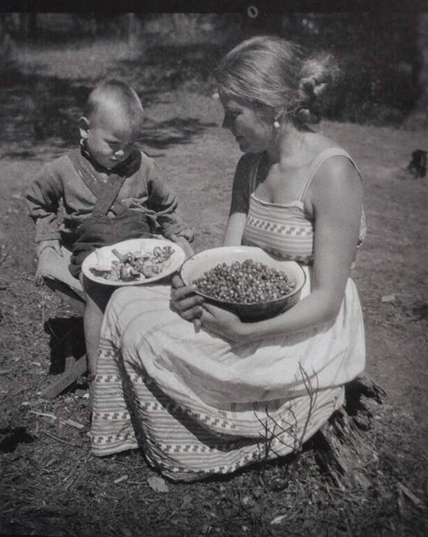 Андрей Тарковский с мамой Марией Ивановной Вишняковой, 1935 год