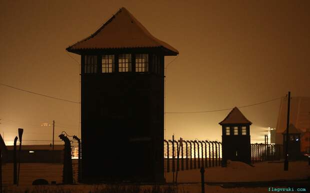 Сторожевые башни и колючая проволока на территории бывшего концентрационного лагеря "Аушвиц-Биркенау" накануне памятных мероприятий, посвящённых 70-й годовщине освобождения узников Освенцима в Польше.