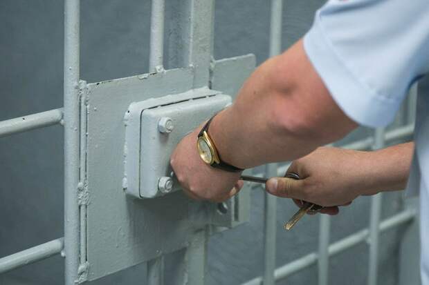 Житель Феодосии проведет полтора года в колонии-поселении за посты в социальной сети, дискредитирующие Вооруженные силы РФ.