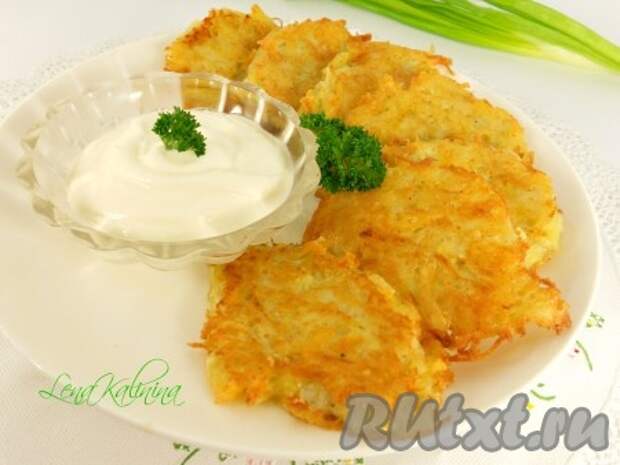 Подать вкуснейшие картофельные драники с сыром в горячем виде со сметаной. Украсить зеленью. Очень вкусно! Сыр придает драникам неповторимый вкус - попробуйте! 