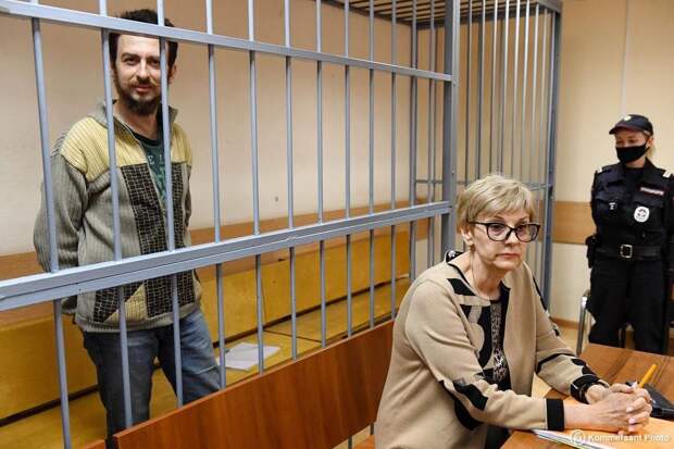 Осуждённый за педофилию режиссёр «Ералаша» Илья Белостоцкий подписал контракт и отправился служить в зону...