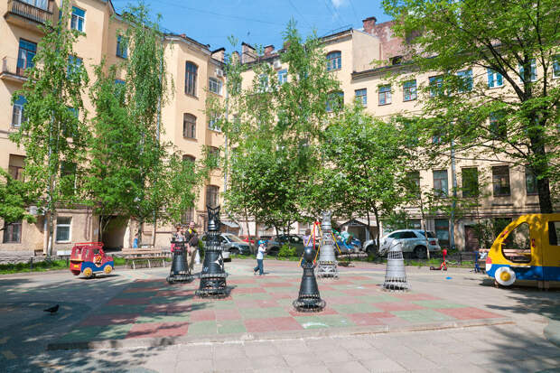 Шахматный дворик на Загородном проспекте