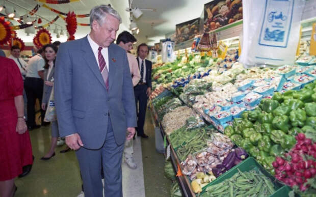 Народный депутат и член Верховного совета СССР Борис Николаевич Ельцин восхищается качеством, разнообразием и доступностью продуктов питания в американском супермаркете.  США. 1989 год. 