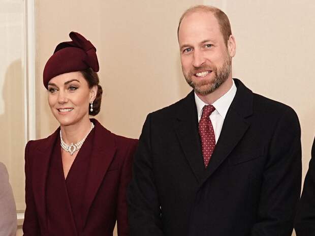 Ни следа химиотерапии! Смеющаяся Кейт Миддлтон заигрывает с Уильямом на королевском приеме