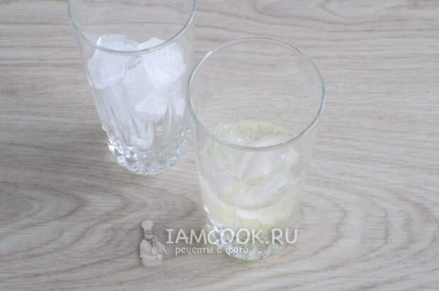 Влить алкогольную смесь в стакан со льдом