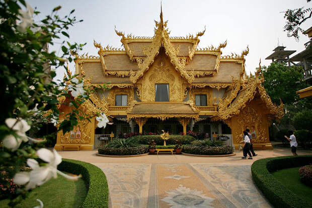 Wat Rong Khun — самый необычный буддийский храм