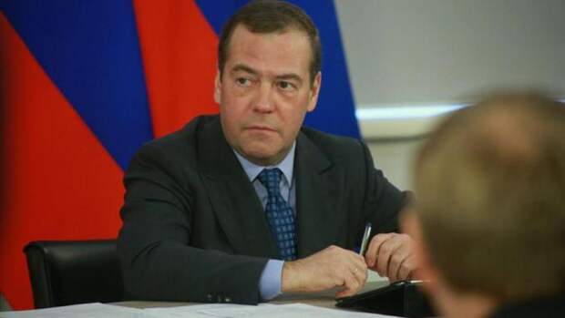 "Трампу надо торопиться": Медведев ответил президенту США шуткой о Гренландии