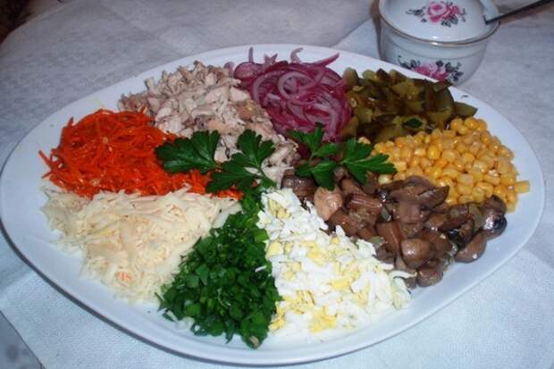 Салат «Ералаш» с куриной грудкой Салат «Ералаш» с куриной грудкой