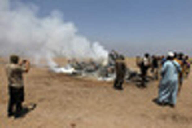 Rebel fighters and civilians inspect the wreckage of a Russian helicopter that had been shot down in the north of Syria's rebel-held Idlib province, Syria August 1, 2016. REUTERS/Ammar Abdullah - RTSKJ0U