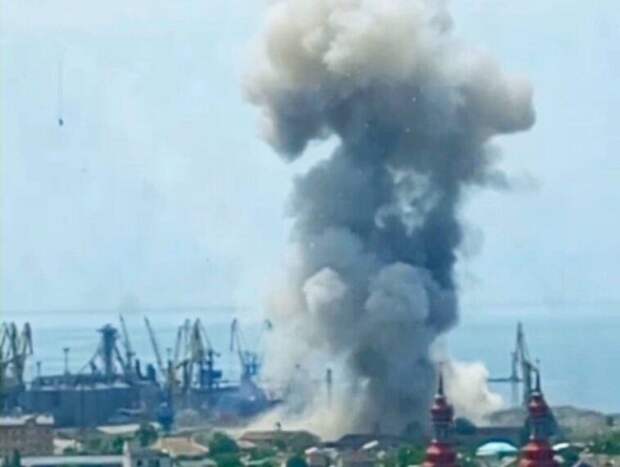 Удары ВСУ по морскому порту в Бердянске попали на видео (ФОТО, ВИДЕО)