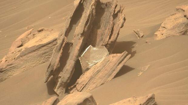 Марсоход Perseverance обнаружил на Марсе странный блестящий объект