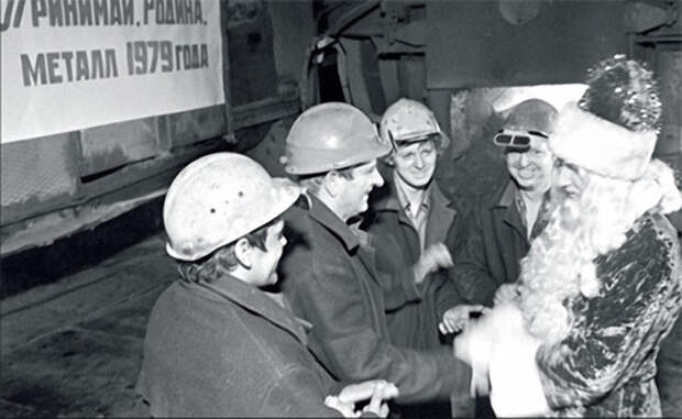 1979. Сталевары Невского завода успешно завершили задания третьего года 10-й пятилетки и работают уже в счет нового года.jpg