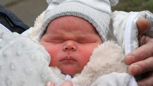 «Такой гигант»: ребенок-богатырь появился на свет в столичном роддоме