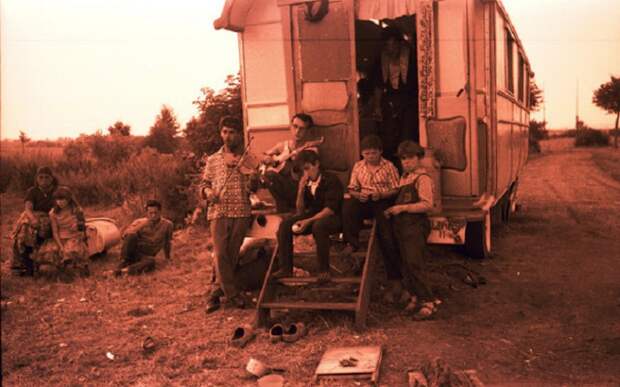 15 колоритных фотографий о жизни цыган в 1960-х годах