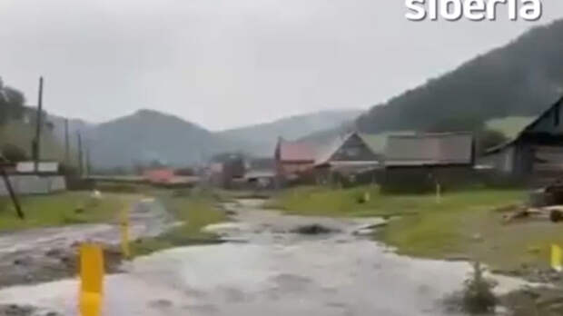 Река топит небольшое село в Республике Алтай