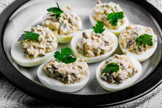 Селедку для начинки нужно измельчить. / Фото: cookpad.com