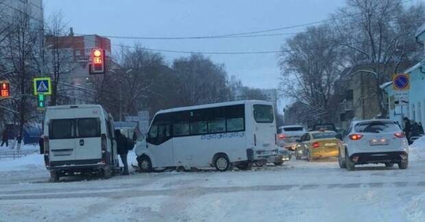 Авария дня. ДТП с маршрутками в Ульяновске