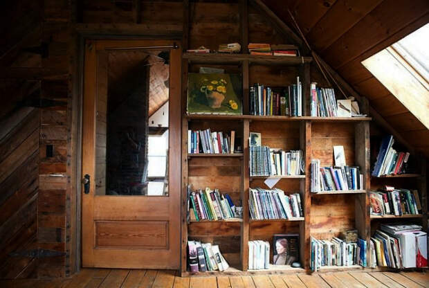 Домашняя библиотека на чердаке. | Фото: Pinterest.