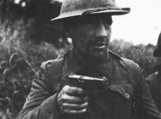 Британский солдат с пистолетом «Browning Hi-Power». Британский солдат с пистолетом «Browning Hi-Power».