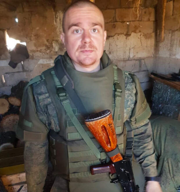 В Туапсе (Краснодарский край) простились с погибшим в зоне СВО 39-летним врачом-рентгенологом Владимиром Зарубкиным. Он отправился на передовую добровольцем в феврале 2023 года. се эти месяцы работал на первой линии обороны – погиб героически, вытаскивая раненых бойцов с поля боя. До этого он работал в Туапсинской центральной районной больнице. В 2020 году одним из первых отправился в ковидный госпиталь, месяцами жил в «Красной зоне».